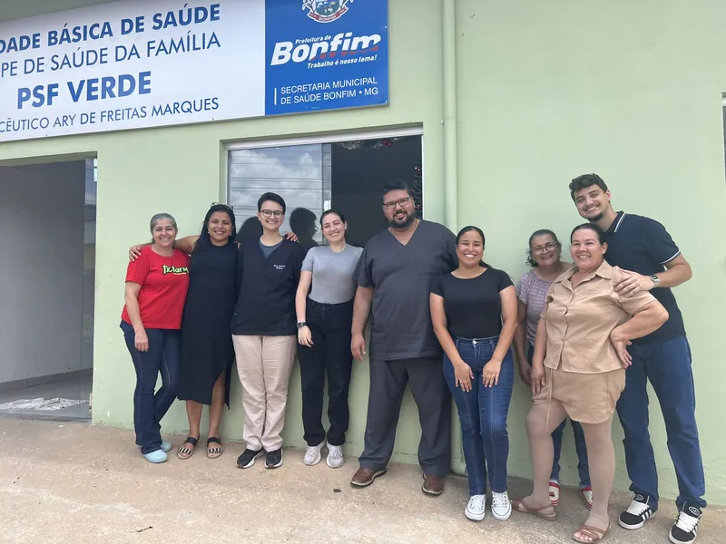 Equipe do PSF Verde em frente à UBS